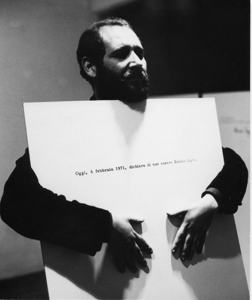 Dichiaro di non essere Emilio Isgrò (Performance), 1971, fotografia, Courtesy Archivio Emilio Isgrò