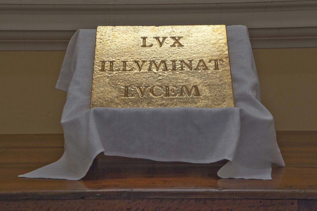 Diego Esposito Cattedrale LVX ILLVMINAT LVCEM, 2023-24, maiolica e oro, 35 x 38 x 4 cm. Ph. Bruno Bani