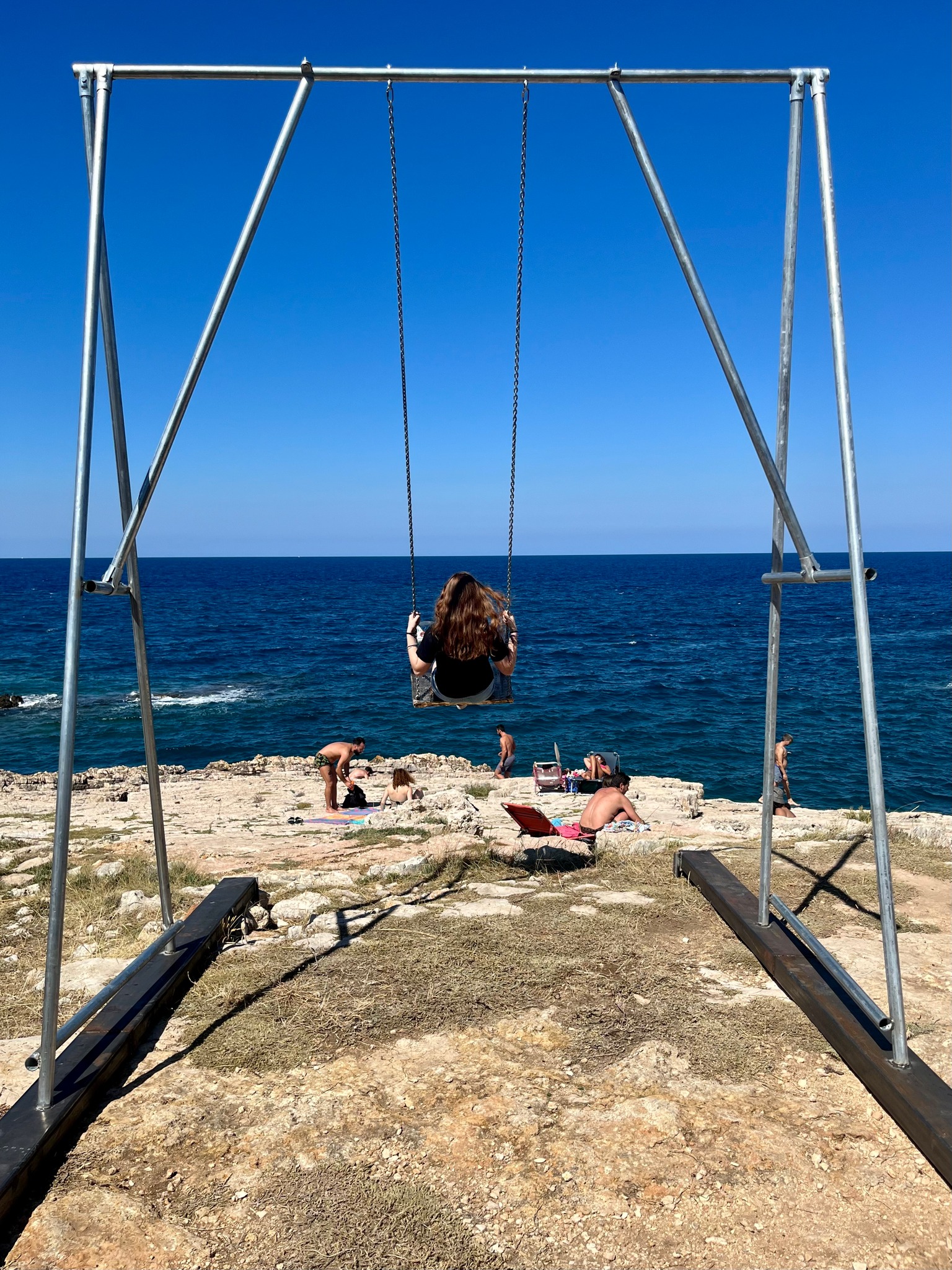 Francesco Arena, 30 altalene, veduta dell'installazione, Polignano a Mare, 2024