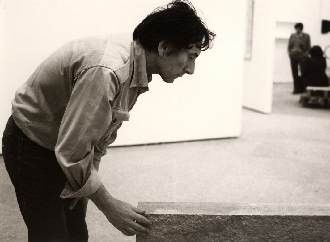 Giovanni Anselmo durante l’allestimento della mostra “Identitè Italienne. L’art en Italie depuis 1959”, 1981, Parigi, Centre Pompidou. Foto: Nanda Lanfranco, Centro Archivi MAXXI Arte, Fondo Incontri Internazionali d’Arte. Courtesy: Fondazione MAXXI, 2024