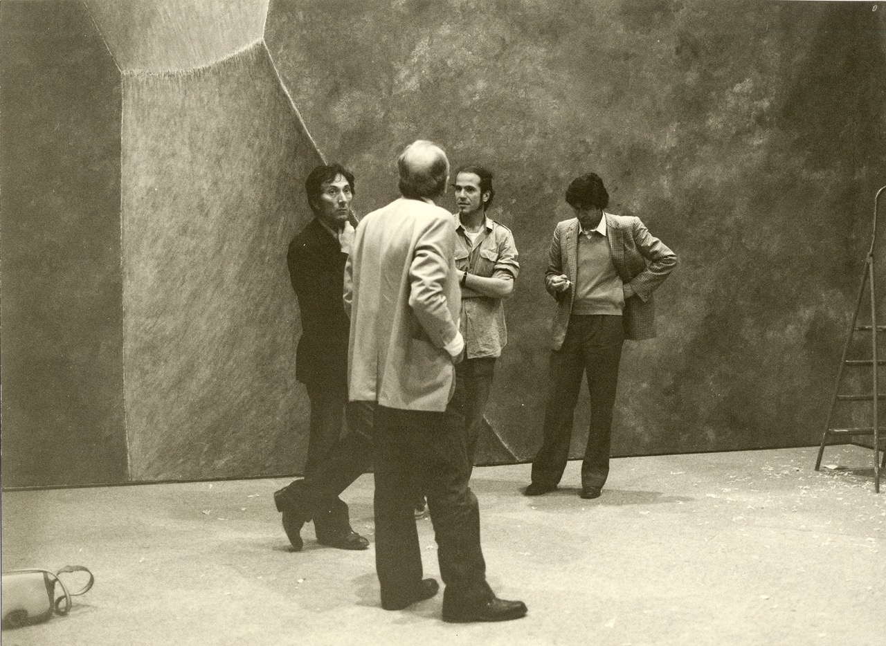 Giovanni Anselmo, Nicola De Maria, Giuseppe Penone, “Identitè Italienne. L’art en Italie depuis 1959”, 1981, Parigi, Centre Pompidou. Foto: Nanda Lanfranco, Centro Archivi MAXXI Arte, Fondo Incontri Internazionali d’Arte. Courtesy: Fondazione MAXXI, 2024