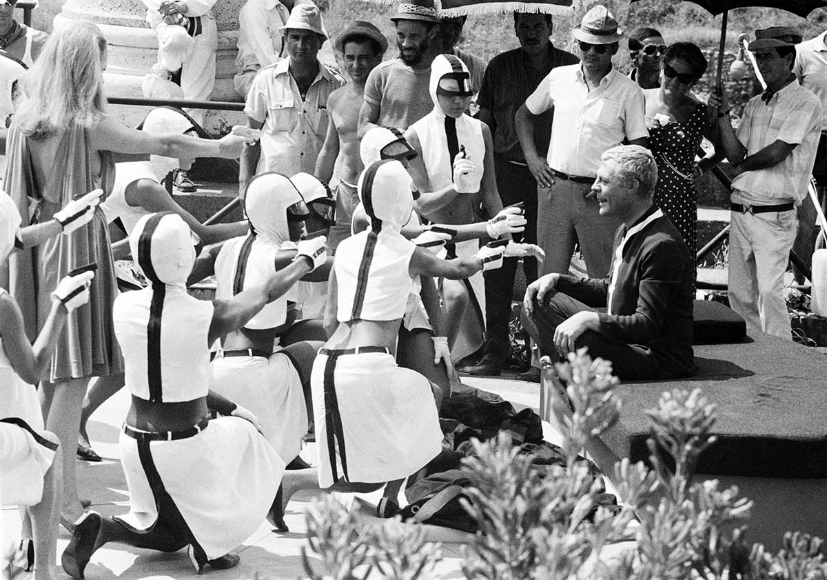 Foto di Marcello Geppetti © MGMC. Marcello Mastroianni e Ursula Andress sul set del film "La decima vittima". Roma, agosto 1965