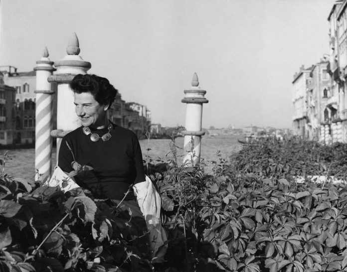 Peggy Guggenheim sulla terrazza di Palazzo Venier dei Leoni, Venezia, anni ’50. Photo Roloff Beny / courtesy of Archives and National Archives of Canada.