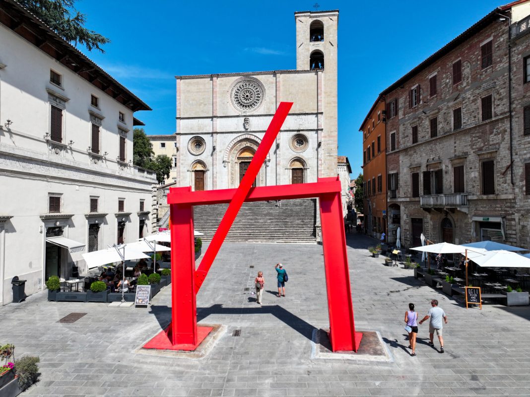 Mark di Suvero, Neruda's gate, Festival delle Arti Todi 2024, foto Clikkami 2.0 courtesy Fondazione Progetti Beverly Pepper