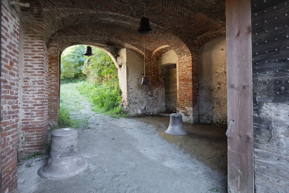 Giovanni Ozzola, Atto unico - campane, veduta dell'installazione, Mondovì, 2024, ph. Silvia Mangosio