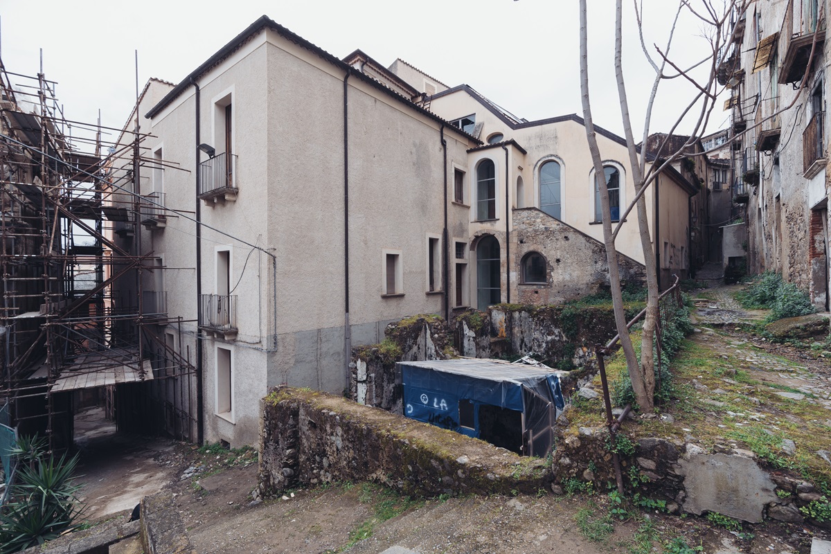 Roberto Alfano, Baracca/Casa interiore (n°3), installazione site specific, promossa all'interno del progetto COSMO, con la partecipazione de La rivoluzione delle seppie. Cosenza, 2024