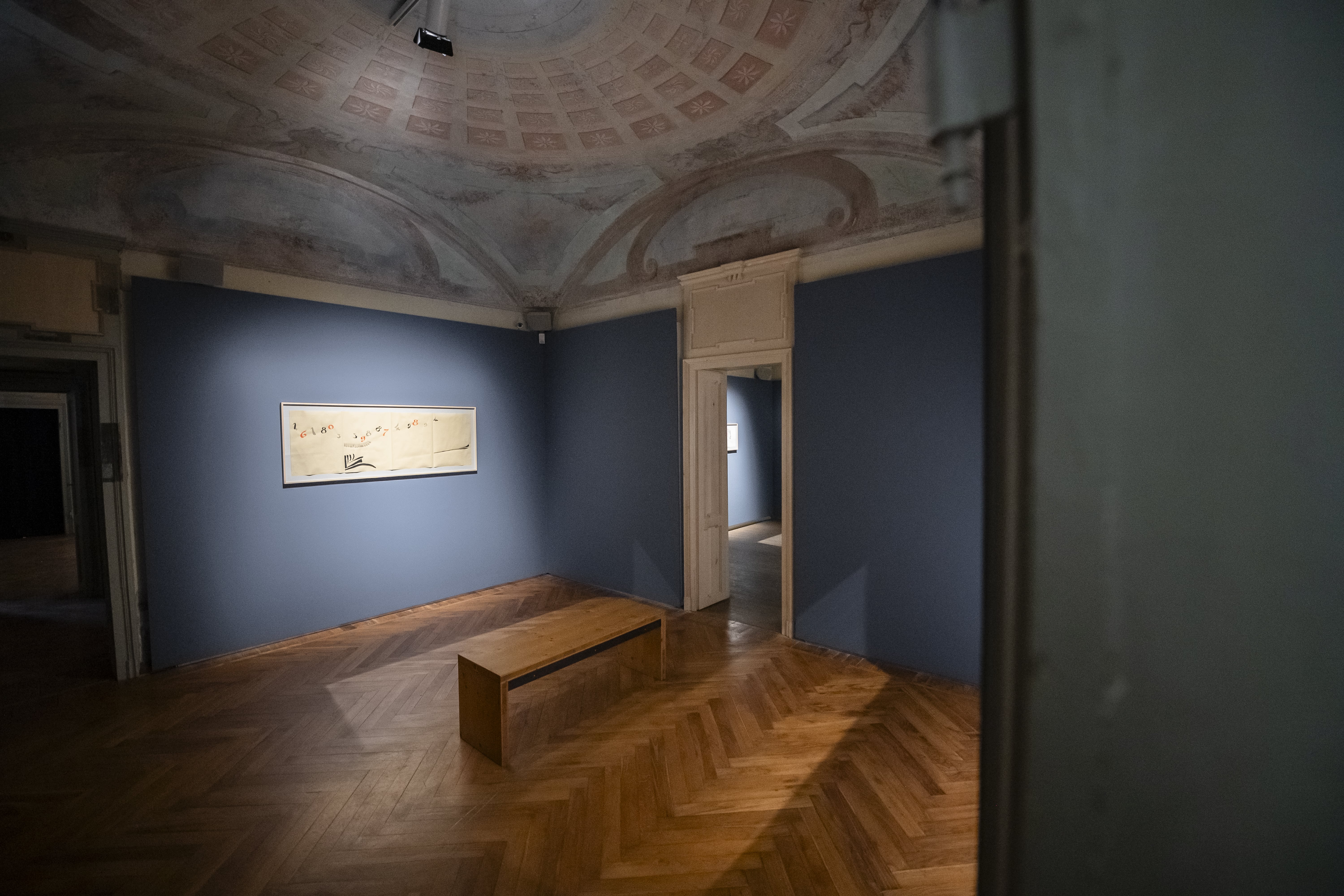 Giorgio Griffa, Una linea, Montale e qualcos’altro veduta della mostra, Castello di Miradolo, 2024, ph. Paolo Mantovan