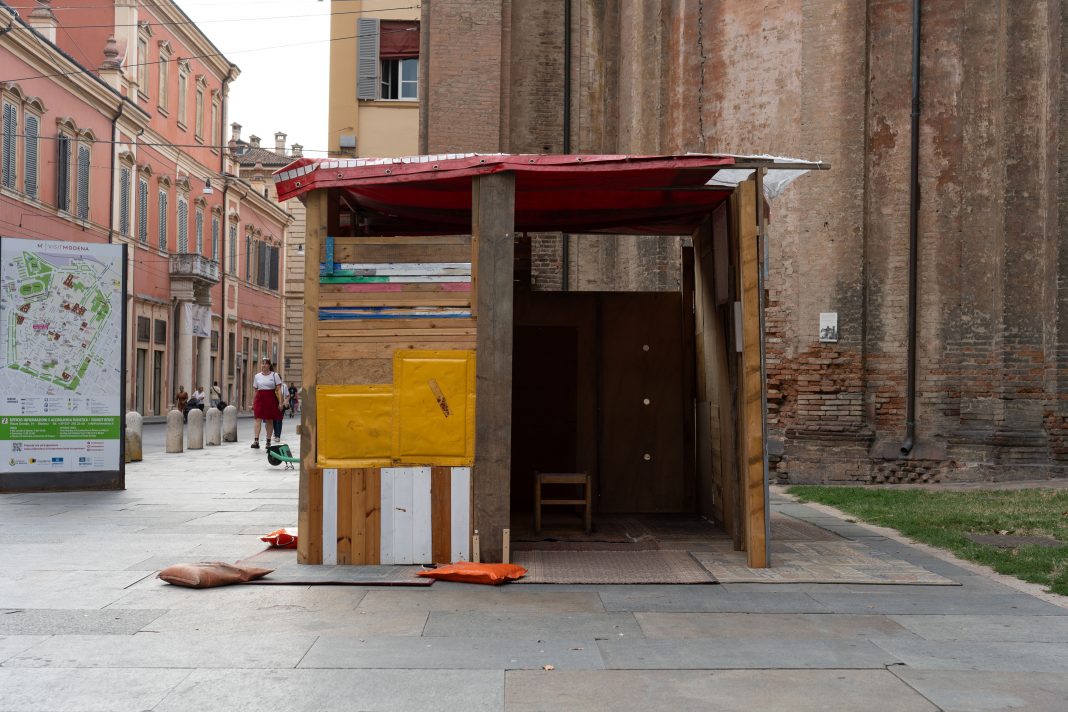 Roberto Alfano, Baracca / Casa interiore, installazione site specific, Modena, 2024