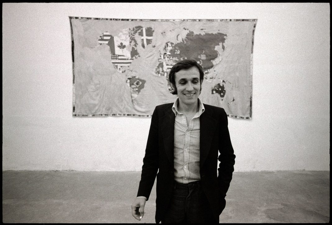 Alighiero Boetti all'inaugurazione della mostra davanti alla prima Mappa, realizzata in Afghanistan nel 1971 Galleria Toselli, via Melzo 34, Milano