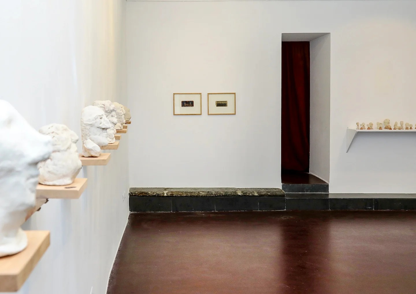 Andrea Fogli, Figure senza nome (Maschere), veduta della mostra, Gallerie Riunite, Napoli, 2024