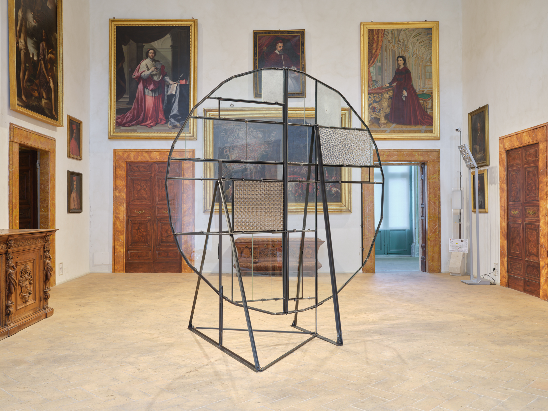 Fabrizio Prevedello, Rosone (186), 2017. Acciaio, gomma, vetro, 311 × 284 × 200 cm. Veduta dell'opera nell'ambito della mostra Senza mai sfiorire. Densità e leggerezza nella scultura italiana contemporanea, a cura di Saverio Verini, Palazzo Collicola, Spoleto. Courtesy: l’artista. Foto: Giuliano Vaccai