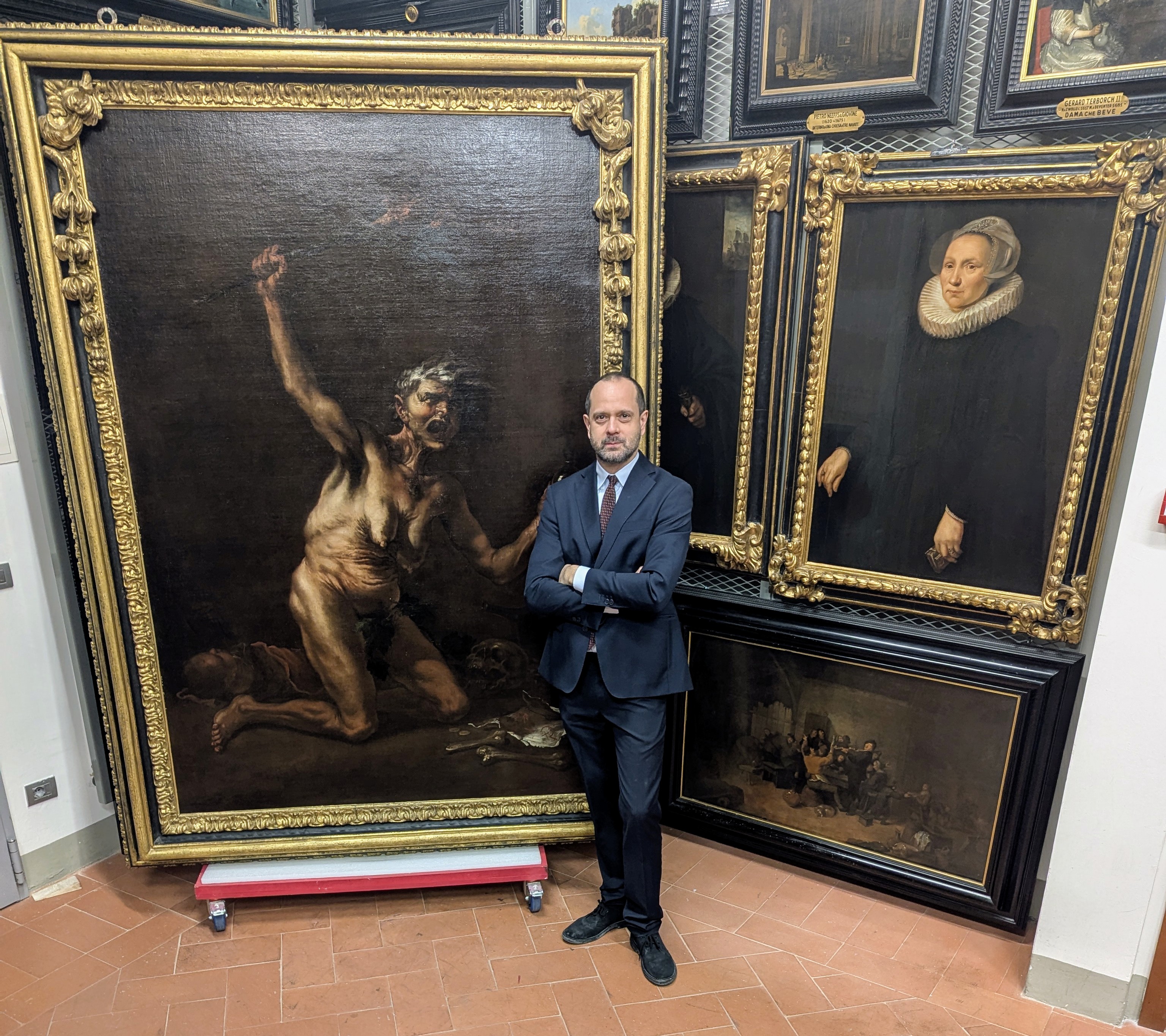 Il direttore Simone Verde e la Strega di Salvator Rosa nel Deposito degli Uffizi