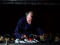 Fosfeni – Philip Jeck – Elettronica, giradischi, tastiere