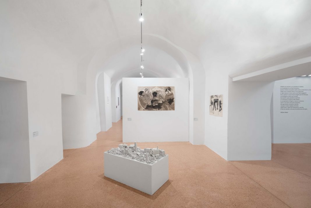 XX GIORNATA DEL CONTEMPORANEO | DIALOGHI E ALTRI SGUARDI. IL TEMPO DELLA COMUNANZAhttps://www.exibart.com/repository/media/formidable/11/img/148/iltempodellacomunanza_installationview_0033-HDR-scaled-1068x713.jpeg