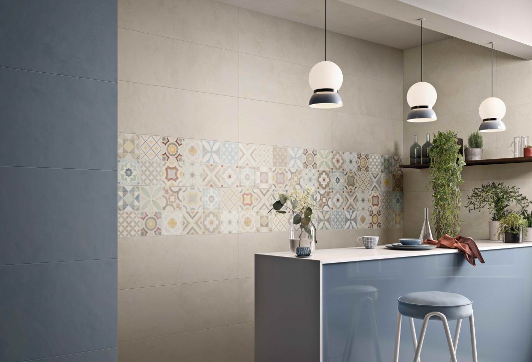 Panaria Ceramica: pareti decorative e infinite geometriehttps://www.exibart.com/repository/media/formidable/11/img/19f/PAN-even-ocean-105mm-ivory-105mm-medleymix-105mm-kitchen-001_cmyk-1068x727.jpg