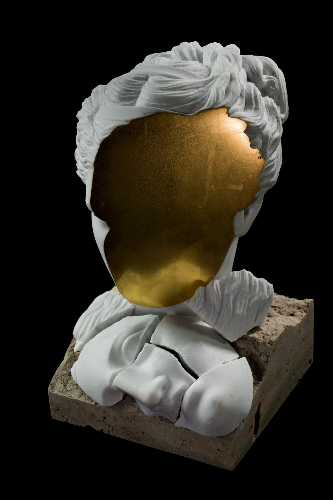 IL CUORE DEL MAREhttps://www.exibart.com/repository/media/formidable/11/img/32b/Michał-Jackowski-Social-Mirror-2021-marble-gold-travertine-26-x-16-x-18-cm-photo-credit-Paweł-Ławreszuk-courtesy-of-Cris-Contini-Contemporary-1068x1602.jpg