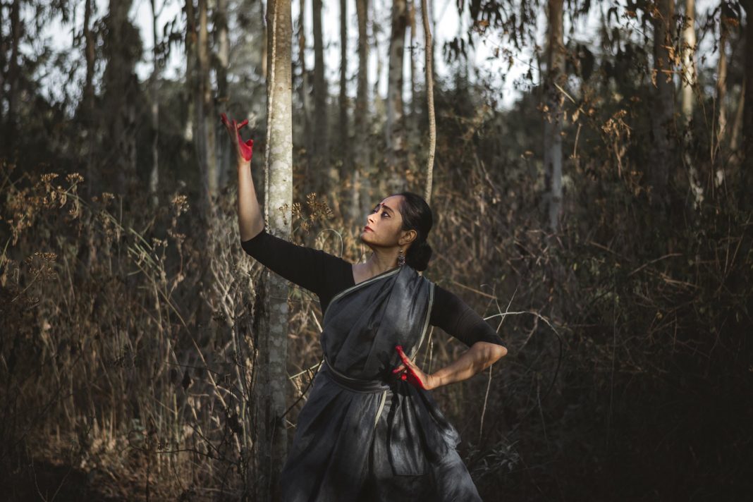 PerformAzioni 2022. Workshop con Anuradha Venkataramanhttps://www.exibart.com/repository/media/formidable/11/img/8df/Gestures-and-Beyond-the-world-of-Bharatanatyam_Anuradha-Venkataraman-1068x712.jpg