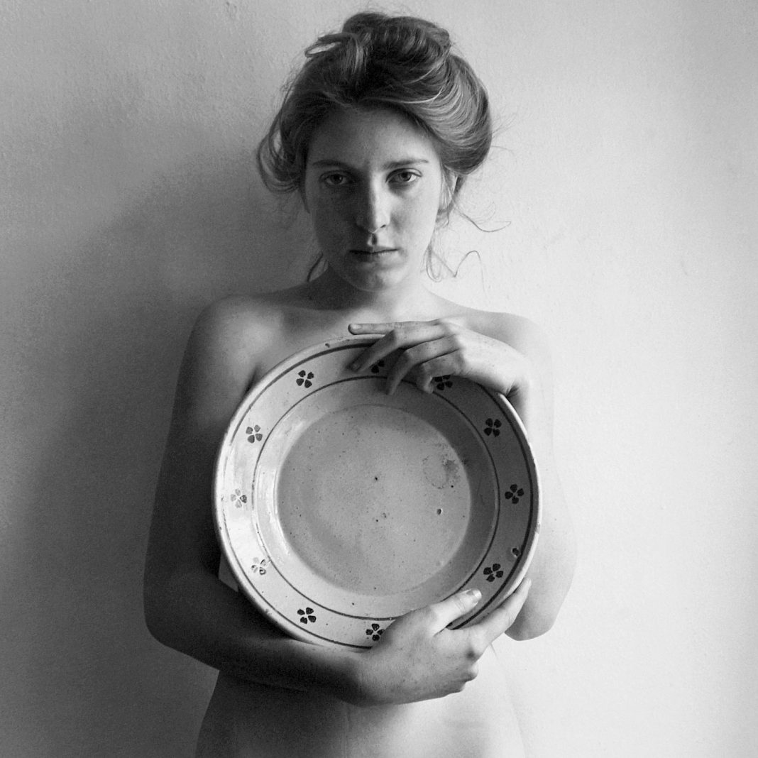 L’obiettivo “stregato” di Francesca Woodman, pioniera della fotografia performativahttps://www.exibart.com/repository/media/formidable/11/img/cd3/Stephan-Brigidi-Woman-With-1068x1068.jpg