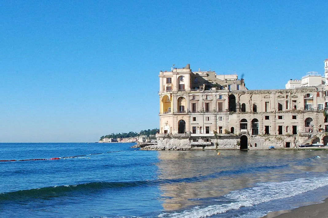 PALAZZO DONN’ANNA: un luogo d’incontro di personehttps://www.exibart.com/repository/media/formidable/11/img/e2c/17-Palazzo-DonnAnna-vista-Capri-1068x711.png